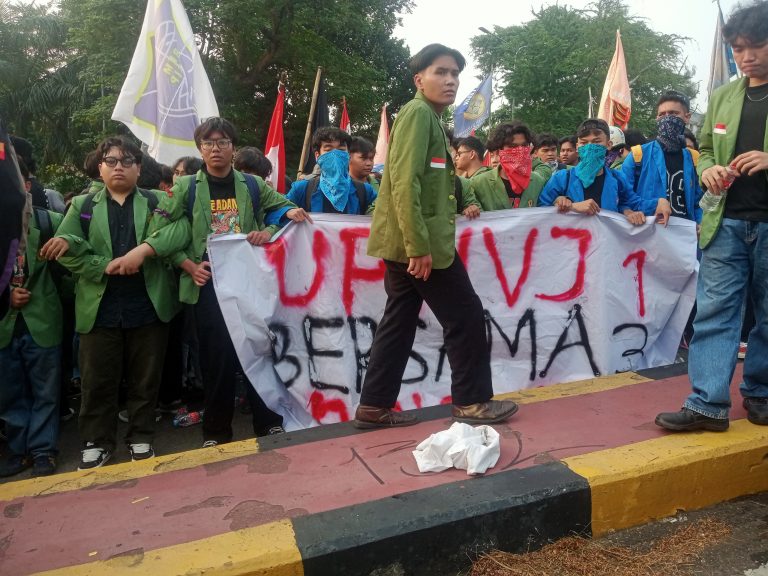 Ratusan Mahasiswa Melakukan Aksi Damai Di Depan Gedung DPR MPR.