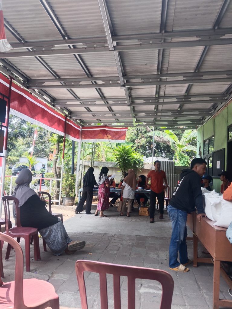 Pendistribusian Beras Kepada Warga Kelurahan Wijaya Kusuma Berlangsung di Kantor RW 04